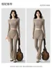Conjunto de yoga para mujer para verano y otoño, con un top atlético de manga larga ajustado y pantalones de cintura alta ligeramente acampanados, adecuado para correr, Pilates y entrenamiento.