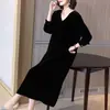 Vestido de veludo outonal com mangas compridas e decote V para mulheres, luxo leve, alta qualidade, elegante, vestido longo de cor sólida em linha A para mães