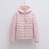 Pinghu Chi Xin 90 Plumas de Ganso Nuevo Estándar Nacional Otoño/Invierno Nuevo Estilo Sencilla con Capucha Ligera Chaqueta de Plumas para Mujer Corta Tallas Grandes Ropa Exterior