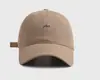 Boné de Baseball Bordado com Letras para Mulheres 2025 Novo Estilo Aba Larga Circunferência da Cabeça Grande Boné Vermelho com Aba Estilo Coreano Chapéu Afina Rosto