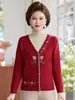 Nueva ropa de maternidad estilo chino para otoño: un cárdigan de punto de dos piezas, un top bordado rojo para mujeres de mediana edad y mayores, moderno y rejuvenecedor