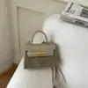 Moda coreana y japonesa, bloques de color simples, nuevo bolso cuadrado pequeño versátil para mujer de otoño, para llevar al hombro, de mano y cruzado, para el uso diario