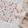 Pegatinas para uñas con temática navideña que presentan hojas de acebo y bayas, personalizables con tus propios diseños para Navidad, con adhesivo en la parte posterior, en un estilo fresco y delicado