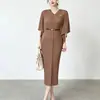 Vestido europeo y americano transfronterizo de talla grande, corte holgado, con cuello en V, cinturón para ceñir la cintura, adelgazante, irregular, con pliegues de escamas de dragón, elegante estilo Issey Miyake