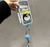 El cordón de doble soporte West Highland se transforma instantáneamente en una funda compatible con iPhone 16 Pro Max, diseño cielo estrellado de dopamina