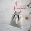 Bolsa de Tela de Terciopelo Gris Sin Logo Bolsa de Almacenamiento para Empaque de Joyería Cierre de Cordón Bolsillo con Solapa Fuente de Pantalones Fábrica Hogar
