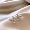 Brincos de Unha Únicos 2024 Novos Brincos de Argola Cruzados Totalmente Cravejados de Diamante Versátil para o Dia a Dia Brincos Elegantes Brincos com Senso de Design de Nicho para Mulheres