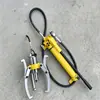 El extractor hidráulico tipo split FYL de 5 toneladas se puede usar con una estación de bombeo hidráulica para desmontar y montar componentes de rodamientos y ruedas.