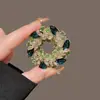 Broche Flor de Espinho de Luxo Leve da Moda, Broche de Cristal Elegante e Moderno para Mulheres, Alfinete Anti-Exposição, Acessório de Roupa