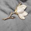 Broche de Magnolia Pintado al Óleo, Hebilla para Bufanda, Joyería Personalizada, Estilo Europeo y Americano, Elegante y Gracioso