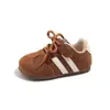 Tênis infantis de sola macia para crianças de 3 a 6 anos, novos estilos de outono, sola macia para meninas, antiderrapantes, sapatos estilo Forrest Gump, vermelhos, sapatos casuais para meninos
