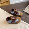 Sapatos de princesa para meninas, coleção primavera/outono 2026, prateados, sapatos de couro estilosos para crianças, com sola macia, antiderrapantes, adequados para apresentações