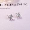 Pendientes de copo de nieve con diamantes en plata de ley S925, con un toque dulce de estilo japonés, coreano, navideño e invernal, de fábrica. Producción al por mayor.