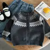 Cárdigan de punto para niño Bangcheng, nuevo estilo de invierno 2026, suéter grueso con patrón de rombos para niños, conjunto de invierno moderno para niños pequeños y mayores