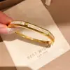 Pulseira Rivet Quadrado de Zircônia Banhada a Ouro Real 18K Corrente de Mão Exquisita de Luxo Leve Temperamento Joia de Mão Versátil para Mulheres