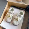 Zapatos Infantiles de Suela Blanda 2026 Primavera Nuevos Zapatos de Entrenamiento Alemanes de Color Block de Moda para Niñas Zapatos Antideslizantes para Bebés y Niños Pequeños