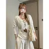Camiseta Henley de manga longa, estilo coreano, para tamanhos plus size, com cintura marcada e pregas, caimento solto, disfarça imperfeições e cria um efeito emagrecedor, adequada para primavera e outono