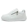 Zapatillas blancas QW-013 para mujer, zapatillas deportivas casuales de suela gruesa para verano, zapatos de malla de verano, zapatos de malla simple finos y versátiles para mujer