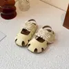 Sapatos de Princesa Novos para Meninas Verão 2026 Estilo Coreano Sandálias Fechadas na Ponta Tendência Sola Macia Antiderrapante Versáteis da Moda