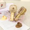 Ventilador Mini Portátil Cuadrado Trendy de Peluche Capibara con Tres Velocidades de Viento y Base para Niños