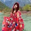 Moda de viaje de primavera 2025 chal cálido foto de fichaje estilo étnico otoño e invierno a prueba de frío transpirable con capucha