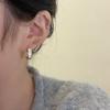 Hebilla de Oreja Blanca Esmaltada 2024 Nuevas Explosiones Lujo Ligero Diseño de Nicho Avanzado Elegante Elegantes Pendientes de Moda