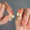 Novos Brincos de Pérola em Laço de Jade Hetian Estilo Chinês, Brincos de Tarraxa Exquisitos e Compactos para Mulheres, Joias de Orelha de Luxo Leve e de Alta Qualidade