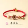 Pulseira Pequena Flor de Madeira de Pessegueiro Natural, Pulseira de Flor de Pessegueiro Tecida à Mão, Fio Vermelho para o Ano de Nascimento, Presente Elegante para Namorada ou Melhor Amiga