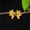 Novos Brincos de Tarraxa Pequenos de Flor de Osmanthus com Strass Estilo Chinês, Design Retrô Moderno e Artístico, Brincos de Tarraxa de Três Flores, Brincos Versáteis de Alta Qualidade
