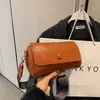 Bolsa feminina da moda deste ano 2026 nova primavera e verão versátil bolsa transversal de alça larga bolsa de ombro único cilíndrica tipo travesseiro retrô