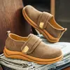 Zapatos casuales deportivos de gamuza para hombre 2026 modelo nuevo sin cordones con velcro para hombre punta ancha zapatos de moda zapatos para aumentar la altura de hombre
