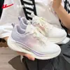 Tênis de Puxar para Mulheres 2026 Novo Primavera e Verão Leve Macio Solado Flexível Tênis de Corrida para Mulheres Casual Versátil Sapatos Brancos Zm
