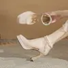 Zapatos de tacón alto Jinqi RY9006 de tacón grueso, punta cuadrada, plataforma hueca, primavera y otoño 2024, pieza alta de perla, zapatos de una sola capa plateados