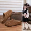 Sandalias Planas Cerradas de Verano para Niñas Estilo Retro Birkenstock con Calados Antideslizantes Cómodas Medias Pantuflas