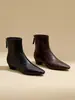 Botas Elegantes Versáteis de Salto Grosso Estilo Francês Bico Fino Emagrecedoras Coleção Outono 2026 Novas Botas Casuais de Moda Simples Confortáveis