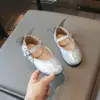 Sapatilhas Borboleta Infantis Fofas e da Moda 2026 Primavera e Outono Novo Estilo Raso Sola Macia Fita Mágica Cor Sólida Sapatos de Couro para Meninas