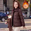 2026 Cardigan Leve Estiloso para Mãe Outono/Inverno Novo Estilo Chinês Casual Quente Gola Lapela Redutor de Idade Tamanho Plus Versátil Jaqueta de Algodão