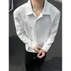 Camiseta de manga longa em malha solta para homens, camisa base casual desconstruída moderna com gola polo, camada interna branca estilo americano com patchwork