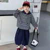Conjunto de Outono para Meninos 2026 Novo Estilo Coreano Roupas Legais para Meninos Pequenos Moletom Listrado para Bebês e Crianças Pequenas Conjunto de Duas Peças Primavera/Outono