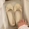 Sapatos rasos brancos leitosos com laço plissado e bico quadrado para mulheres, novo modelo 2026, couro macio, sapatos de vovó baixos e superficiais, estilo delicado