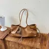Bolso de hombro retro de nicho de lujo en piel suave para mujer, gran capacidad, perfecto para salidas de otoño y para ir al trabajo, estilo baguette bajo el brazo