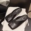 Mules fechadas elegantes estilo francês para mulheres, adequadas para uso externo, sandálias mule planas de bico quadrado para o verão de 2026