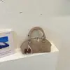 Bolso pequeño retro de otoño e invierno para mujer, nuevo bolso cruzado versátil de moda 2026, bolso de mano con forma de concha exquisito y moderno