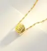 Colar Curto Corrente Clavícula com Pingente Flor de Carro Ano do Zodíaco Areia Cintilante Banhado a Ouro 24K