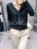 Cárdigan de Lana Finamente Hilada con Hilo Dorado para Mujer, Estructurado y Ligeramente Brillante, Versátil para Primavera y Otoño, Top Elegante para el Trabajo