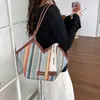 Estilo Nuevo Verano 2026, Bolso de Hombro Tejido Simple Versátil de Gran Capacidad, Moda Arcoíris Elegante y de Moda