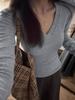 Camiseta gris de manga larga con escote en V y hombros descubiertos para mujer, nueva camiseta interior de otoño e invierno de 2024, top ajustado con cintura ajustada para chicas atractivas.