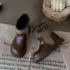 Botas de cuero de media pantorrilla versátiles para uso diario casual infantil, modelo otoño 2026, con hebilla de cinturón y diseño de costuras