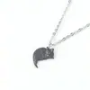 Collar cruzado para hombre Europa y Estados Unidos diseño de gato blanco y negro de dibujos animados colgante de acero inoxidable joyería linda para pareja venta al por mayor mujeres