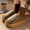 Pantuflas de algodón con cuero PU, nuevo modelo 2026 para uso en casa, con una suela gruesa de felpa que se siente como pisar algo suave, pantuflas de algodón cerradas antideslizantes